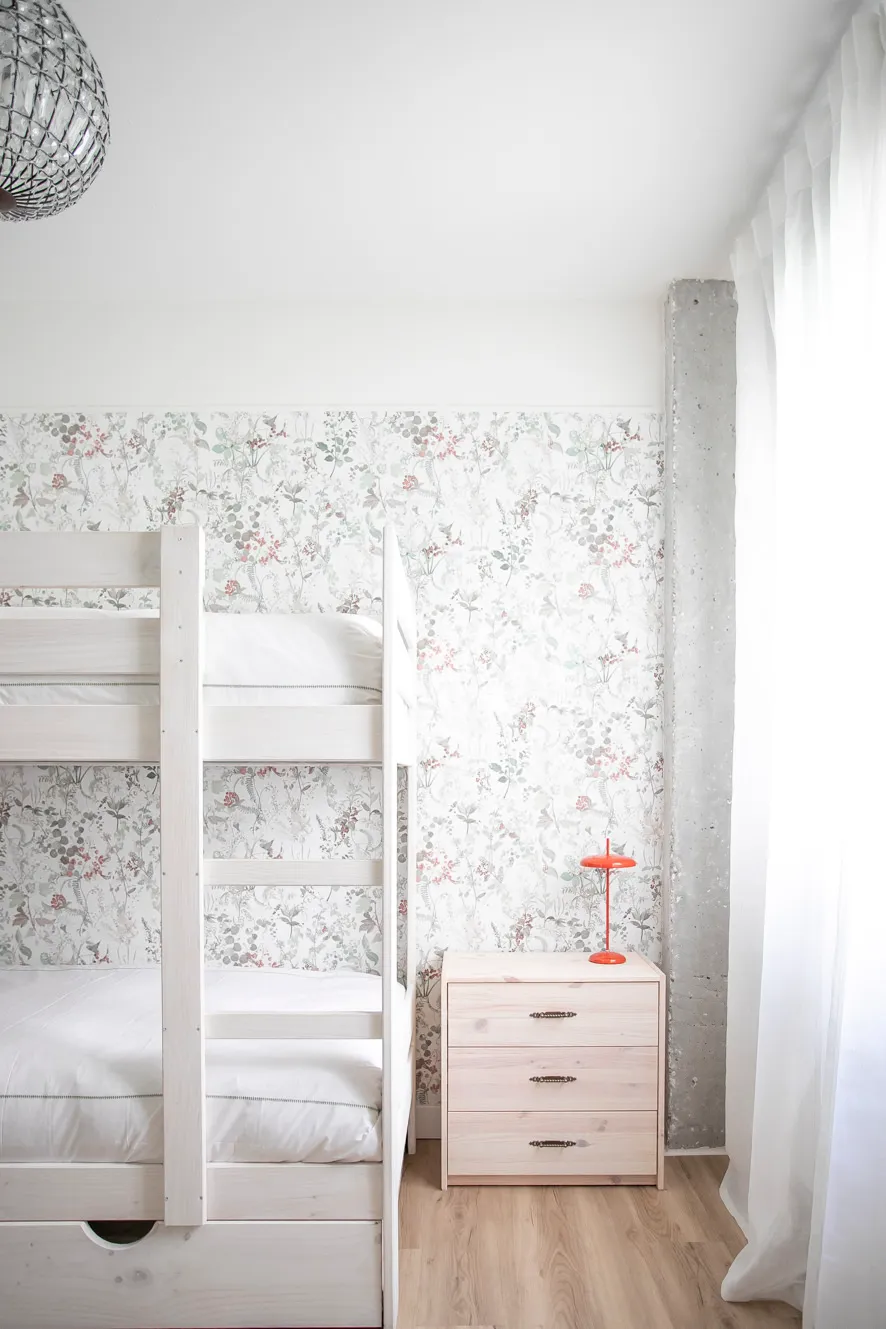 Composición del dormitorio con paleta cromática serena y líneas limpias