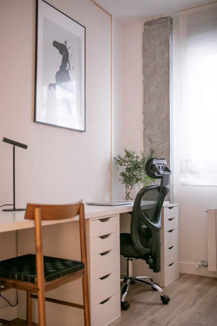 Perspectiva del estudio que muestra la integración de zonas de trabajo y descanso