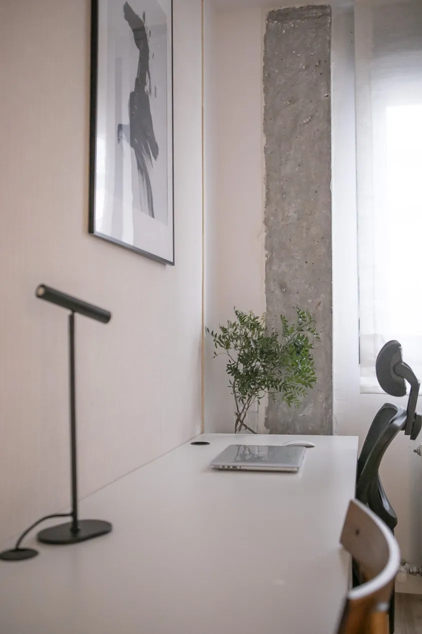 Detalle del estudio con mobiliario funcional y paleta cromática neutra
